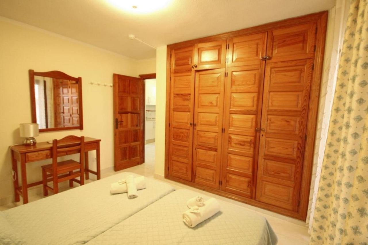 Two Bedroom Apartment In Beachfront Complex With Pool In Playa De Las Americas. Kültér fotó